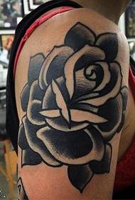 Skulderrealistisk rose tatoveringsmønster