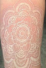 Slika skrivene duboke nevidljive cvetne tetovaže