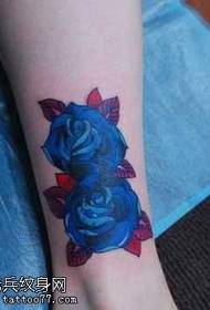 Kojos Europos ir Amerikos stiliaus rožių tatuiruotės modelis