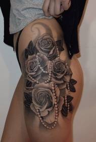 Realistiški juodi perlai su rožių šlaunų tatuiruotės modeliu