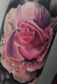 Rose de bras colorée avec un tatouage de goutte de rosée