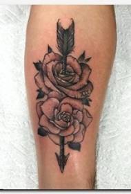 Jongens armen op zwart grijs schets Sting Tips Creatieve pijlen en Rose Tattoo foto