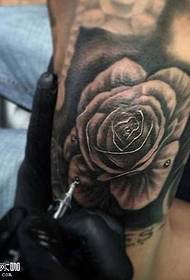 Padrão de tatuagem rosa braço preto