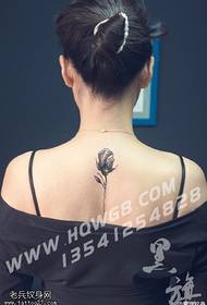 rose tatoo na hrbtu