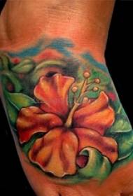 Merginos ant nudažytos akvarelės eskizo užpakalinės pusės yra kūrybingos gražios gėlės, gražios tatuiruotės nuotraukos