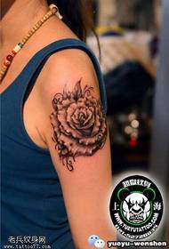 Skouer klassieke roos tatoeëring patroon