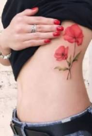 Tattoo cvijet maka prekrasna lijepa skupina makova u obliku tetovaže djeluje