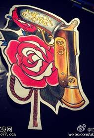 Rukopis uzorak tetovaže ruža u boji pištolja
