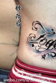 Ārkārtīgi populārs ziedu tetovējuma tetovējuma modelis uz vēdera