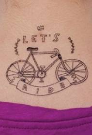काले ज्यामितीय लाइनों अंग्रेजी शब्दों और साइकिल टैटू चित्रों के पीछे लड़के की गर्दन