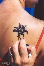 Обратно слънчево цвете тотем татуировка модел