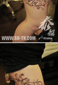 女生腿部唯美流行的花体字母纹身图案