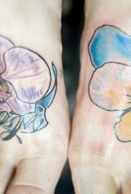 Kvinne fot farge orkide blomst fot tatovering bilde