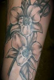 Padrão de tatuagem de orquídea braço preto e branco