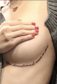 Момиче на гърдите красива английска дума татуировка