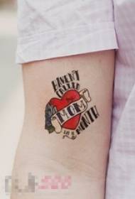 Gutter malte på hjerteformet hjerte og engelske ord tatoveringsbilder