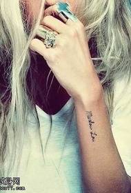 Tetovaža male ruke na engleskom jeziku