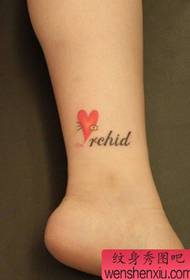 女生腿部可爱的爱心与字母纹身图案