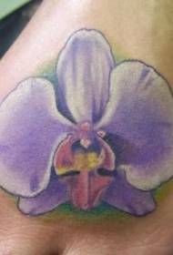 Tatoo nzuri ya kupendeza ya rangi ya zambarau orchid kwenye mguu