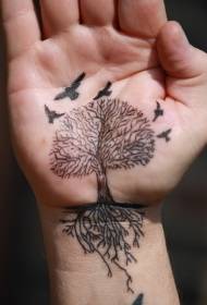Musta puu, jonka juuret ja lintujen palmu tatuointi malli