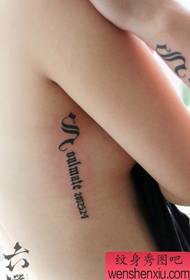 Padrão de tatuagem de alfabeto de fonte gótica de peito de lado de menina