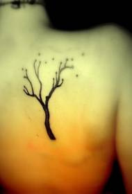 Zpět osamělý černý strom tetování vzor