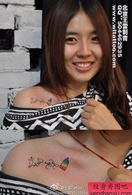 Djevojka kratke slova s uzorkom tetovaže male bočice