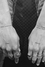 Kvinnlig handled på svart linje kreativ flytande vattenblomma engelska tatuering bild