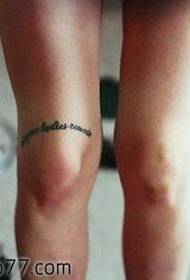 Patrón de tatuaje de letra de pierna de belleza clásica alternativa