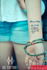 Mergaičių riešai, mažos, populiarios raidės ir gėlių tatuiruotės modeliai