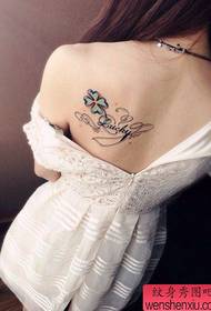 Moteriškas populiarus keturių lapų dobilų tatuiruotės modelis ant merginos nugaros