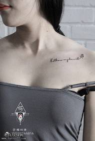 Čerstvý ramenní anglický tetovací vzor na rameni