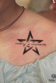 Chlapec hrudi päťcípej hviezdy s písmenom tetovanie vzorom
