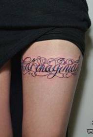 Módne dievča nohy zvlnené písmeno tetovanie vzor