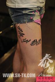 Smukke lår smukke populære brev tatovering mønster