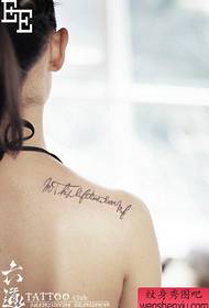 Lijepa djevojka pismo tetovaža na ramenu djevojke