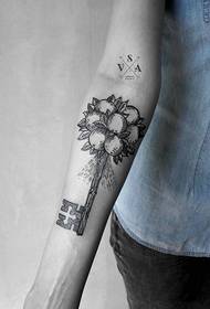 Kreativ fruktnøkkel svart og hvit tatovering