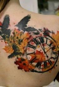 Muguras krāsas kļavas vārnas un pulksteņa tetovējuma raksts