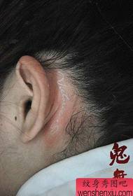 Patrón de tatuaje de letra blanca clásica popular de oreja femenina