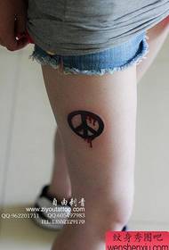 Mooi vrouwelijk anti-oorlogssymbool tattoo-patroon op de benen van meisjes