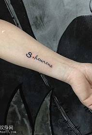 Na ruci je vrlo lijep engleski uzorak tetovaža