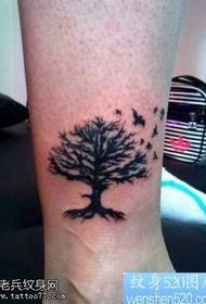 Modèle de tatouage totem jambe arbre noir oiseau