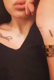 Clavicola femminile sotto la linea nera arte piccolo corpo di fiori freschi modello di tatuaggio inglese
