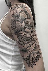 Na ramenu crno sivi uzorak cvijeta tetovaža