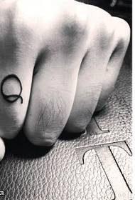 Q znak vzorca tatoo na prstu