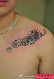 Uroskaulakivi hienosti näyttävin kirjaimin ja kruunun tatuointikuviolla