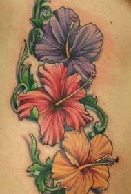 Tetovējums: krāsainu ziedu tetovējuma modeļa attēls