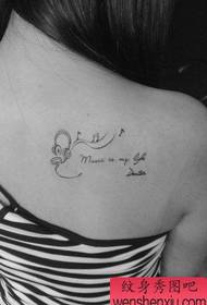 Ženska ramena s modnim notama i tetovažama slovima