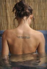 Immagine nera del tatuaggio di frase breve di personalità semplice nera sul retro della ragazza