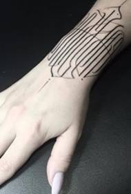 Luova symmetrinen tatuointi kuvio linja tatuointi yksinkertainen englanti aakkoset tatuointi malli